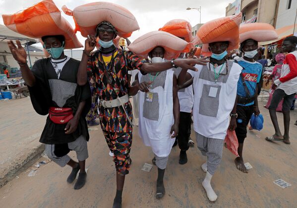 Các thành viên từ thiện mang bao gạo cho những người hành hương của Hội anh em Murid người Senegal, đến lễ hội Grand Magal ở Touba, Senegal - Sputnik Việt Nam