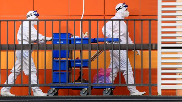 Nhân viên y tế trên lãnh thổ của Bệnh viện Bệnh Truyền nhiễm Lâm sàng của Đảng Cộng hòa ở Kazan - Sputnik Việt Nam