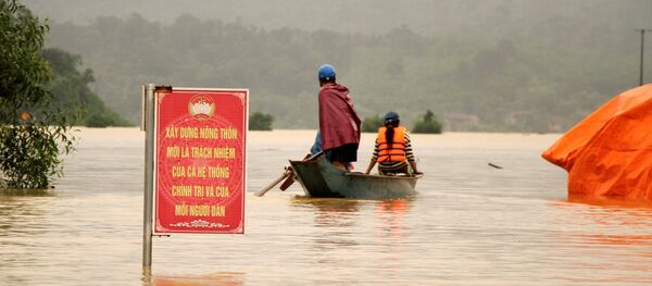 Người dân xã Minh Hóa phải di chuyển bằng thuyền. Người dân xã Minh Hóa phải di chuyển bằng thuyền. - Sputnik Việt Nam