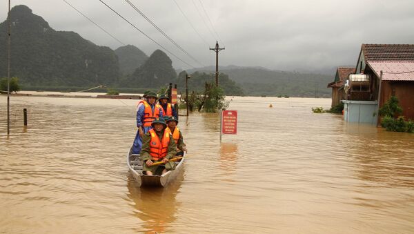 Lực lượng dân quân huyện Minh Hóa, tỉnh Quảng Bình được huy động sẵn sàng giúp đỡ người dân khi có sự cố - Sputnik Việt Nam