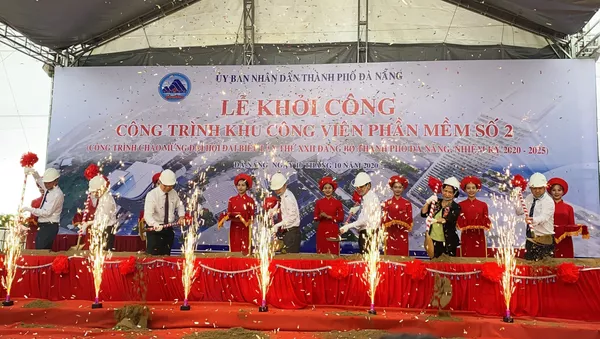 Các đại biểu thực hiện nghi thức khởi công xây dựng Khu Công viên phần mềm số 2 - Sputnik Việt Nam