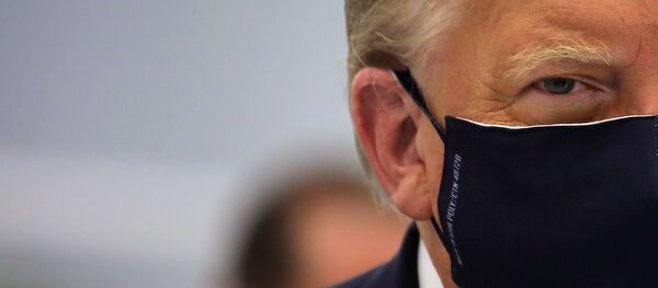 Donald Trump đeo mặt nạ Donald Trump đeo mặt nạ - Sputnik Việt Nam
