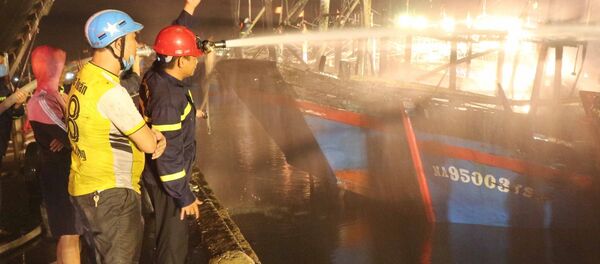 Lực lượng chữa cháy nỗ lực dập lửa Lực lượng chữa cháy nỗ lực dập lửa - Sputnik Việt Nam