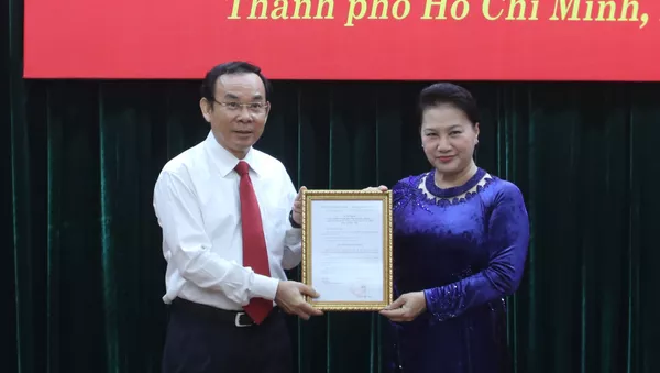 Đồng chí Nguyễn Thị Kim Ngân, Ủy viên Bộ Chính trị, Chủ tịch Quốc hội trao quyết định của Bộ Chính trị cho đồng chí Nguyễn Văn Nên, Bí thư Trung ương Đảng, Chánh Văn phòng Trung ương Đảng. 