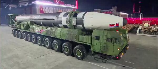 Bắc Triều Tiên phô trương tên lửa đạn đạo xuyên lục địa mới. Bắc Triều Tiên phô trương tên lửa đạn đạo xuyên lục địa mới. - Sputnik Việt Nam