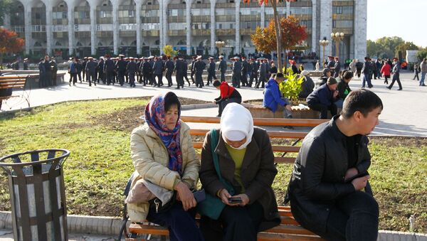 Chụp ảnh trước đoàn xe bọc thép ở Bishkek. - Sputnik Việt Nam