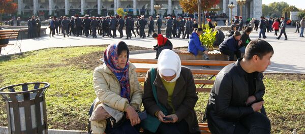 Chụp ảnh trước đoàn xe bọc thép ở Bishkek. - Sputnik Việt Nam