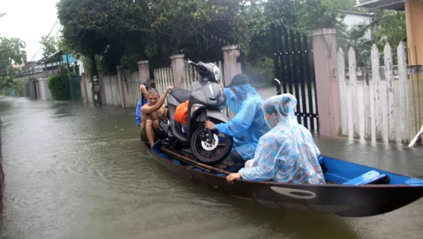  Người dân dùng thuyền di chuyển tài sản đến cất ở nơi khô ráo.