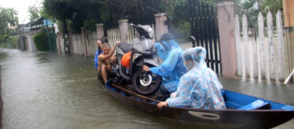  Người dân dùng thuyền di chuyển tài sản đến cất ở nơi khô ráo. - Sputnik Việt Nam