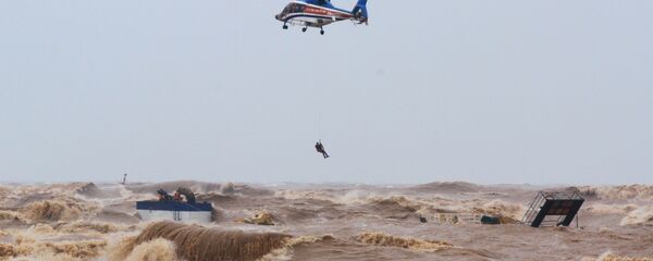 Trực thăng do Bộ Quốc phòng điều động đang cứu người trên tàu Vietship 01. - Sputnik Việt Nam