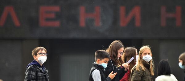 Những người đeo khẩu trang trên Quảng trường Đỏ ở Matxcơva. Những người đeo khẩu trang trên Quảng trường Đỏ ở Matxcơva. - Sputnik Việt Nam