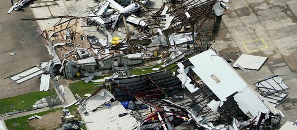 Nhà chứa máy bay sau cơn bão Laura gần hồ Charles, bang Louisiana, Mỹ. - Sputnik Việt Nam