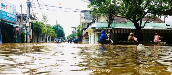 Nhiều tuyến đường tại thành phố Huế bị ngập từ 0,3 - 1m.  - Sputnik Việt Nam