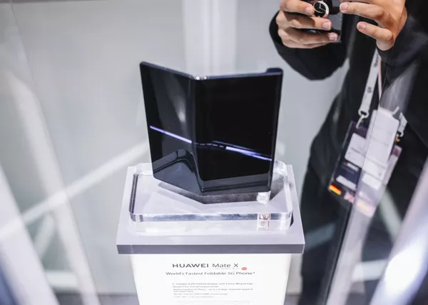Tiết lộ thiết kế điện thoại thông minh mềm dẻo mới của Huawei Tiết lộ thiết kế điện thoại thông minh mềm dẻo mới của Huawei - Sputnik Việt Nam