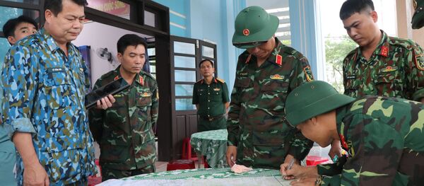 Ban chỉ đạo Sở chỉ huy tiền phương nghiên cứu phương án để tiếp cận hiện trường Rào Trăng 3. - Sputnik Việt Nam