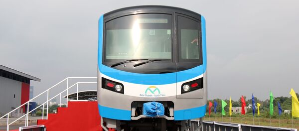 Phía trước của đoàn tàu có logo của tuyến Bến Thành - Suối Tiên. - Sputnik Việt Nam