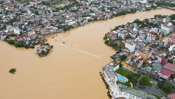 Nhìn từ trên không thành phố Huế bị ngập lụt do mưa lớn ở miền Trung Việt Nam - Sputnik Việt Nam