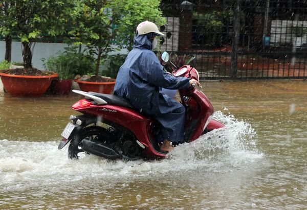 Nhiều tuyến đường tại thành phố Cà Mau bị chìm sâu trong nước khiến cho việc đi lại của người dân gặp khó khăn - Sputnik Việt Nam