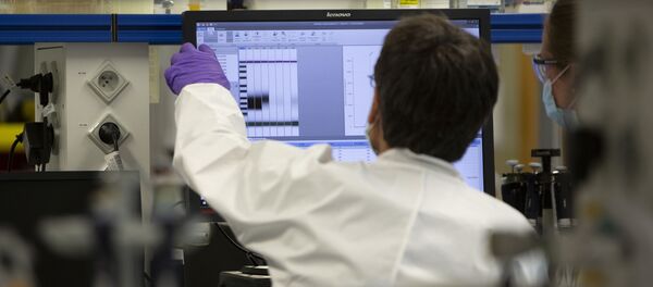 Trợ lý phòng thí nghiệm tại phòng thí nghiệm Johnson & Johnson ở Bỉ - Sputnik Việt Nam