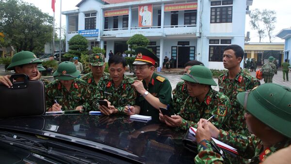 Các lực lượng họp bàn kế hoạch trước lúc lên đường tiến vào khu vực thủy điện Rào Trăng 3. - Sputnik Việt Nam