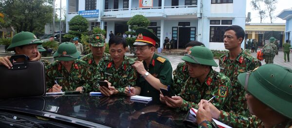 Các lực lượng họp bàn kế hoạch trước lúc lên đường tiến vào khu vực thủy điện Rào Trăng 3. - Sputnik Việt Nam