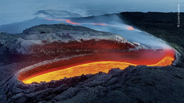 Bức ảnh Sông lửa Etna của nhiếp ảnh gia Ý Luciano Gaudenzio, người chiến thắng trong hạng mục Môi trường Trái đất, cuộc thi Wildlife Photographer of the Year 56 Bức ảnh Sông lửa Etna của nhiếp ảnh gia Ý Luciano Gaudenzio, người chiến thắng trong hạng mục Môi trường Trái đất, cuộc thi Wildlife Photographer of the Year 56 - Sputnik Việt Nam