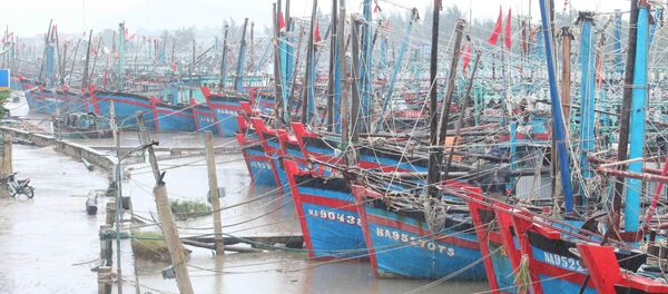 Tàu thuyền neo đậu tránh trú bão số 7 tại cảng Lạch Thơi, xã Sơn Hải, huyện Quỳnh Lưu. - Sputnik Việt Nam
