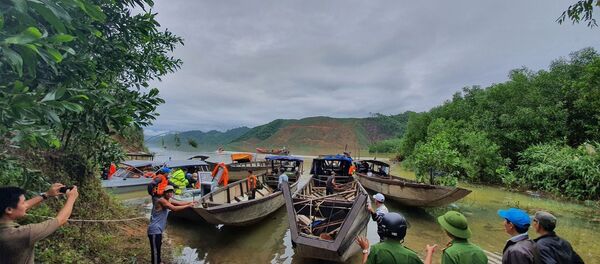  Lực lượng cứu hộ triển khai đưa người bị thương vào bờ.  - Sputnik Việt Nam