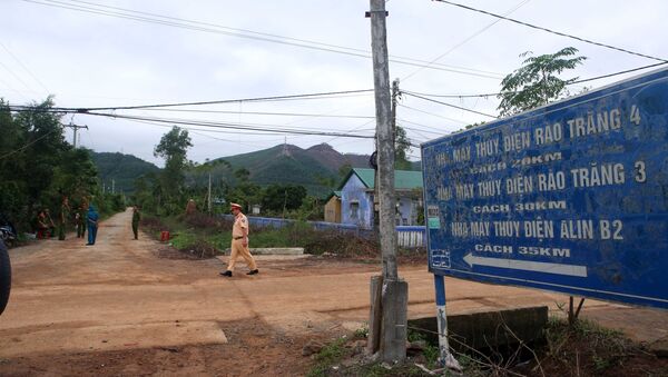 Đường vào Thủy điện Rào Trăng 3 đều được các lực lượng công an chốt chặn kiểm ra để đảm bảo an ninh trật tự, an toàn giao thông. - Sputnik Việt Nam