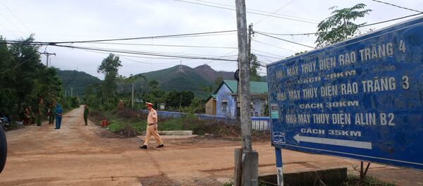 Đường vào Thủy điện Rào Trăng 3 đều được các lực lượng công an chốt chặn kiểm ra để đảm bảo an ninh trật tự, an toàn giao thông. Đường vào Thủy điện Rào Trăng 3 đều được các lực lượng công an chốt chặn kiểm ra để đảm bảo an ninh trật tự, an toàn giao thông. - Sputnik Việt Nam
