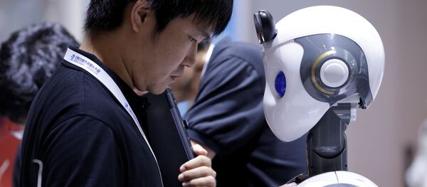 Kỹ sư cài đặt Robot CloudMinds có ký hiệu 5G trước khi phát biểu tại Hội nghị Robot thế giới (WRC) ở Bắc Kinh - Sputnik Việt Nam
