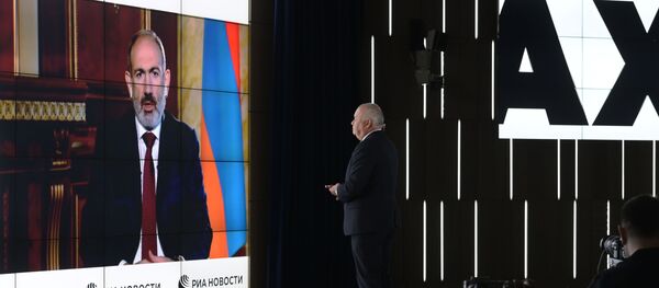 Tổng giám đốc MIA Rossiya Segodnya Dmitry Kiselev phỏng vấn Thủ tướng Armenia Nikol Pashinyan qua cầu truyền hình - Sputnik Việt Nam