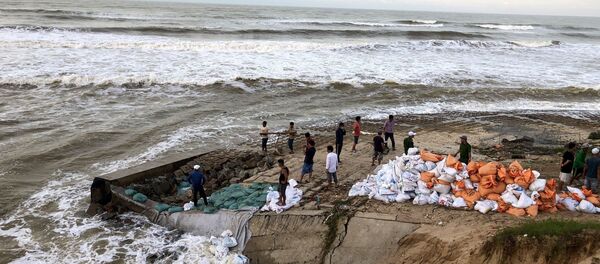 Các lực lượng khắc phục khẩn cấp khu vực sạt lở bờ biển. - Sputnik Việt Nam