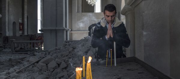 Một cư dân địa phương trong toà giáo đường bị đạn pháo phá hủy ở thành phố Shushi, Karabakh Một cư dân địa phương trong toà giáo đường bị đạn pháo phá hủy ở thành phố Shushi, Karabakh - Sputnik Việt Nam