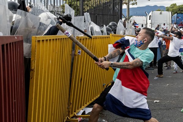 Người biểu tình chống tăng thuế đụng độ với cảnh sát ở San Jose, Costa Rica - Sputnik Việt Nam