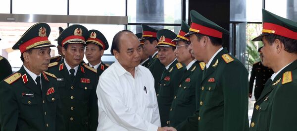 Thủ tướng Nguyễn Xuân Phúc với các cán bộ, sỹ quan chỉ huy Bộ Tư lệnh Quân khu 4. - Sputnik Việt Nam