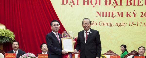 Uỷ viên Bộ Chính trị, Phó Thủ tướng thường trực Chính phủ Trương Hòa Bình trao Quyết định điều động và bổ nhiệm Uỷ viên Trung ương Đảng, Bí thư Tỉnh ủy Kiên Giang Nguyễn Thanh Nghị giữ chức Thứ trưởng Bộ Xây dựng Uỷ viên Bộ Chính trị, Phó Thủ tướng thường trực Chính phủ Trương Hòa Bình trao Quyết định điều động và bổ nhiệm Uỷ viên Trung ương Đảng, Bí thư Tỉnh ủy Kiên Giang Nguyễn Thanh Nghị giữ chức Thứ trưởng Bộ Xây dựng - Sputnik Việt Nam