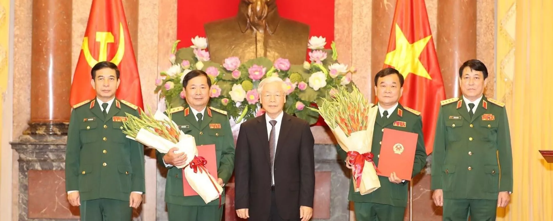Tổng Bí thư, Chủ tịch nước Nguyễn Phú Trọng trao Quyết định thăng quân hàm Thượng tướng cho đồng chí Hoàng Xuân Chiến và đồng chí Lê Huy Vịnh. Tổng Bí thư, Chủ tịch nước Nguyễn Phú Trọng trao Quyết định thăng quân hàm Thượng tướng cho đồng chí Hoàng Xuân Chiến và đồng chí Lê Huy Vịnh. - Sputnik Việt Nam, 1920, 16.10.2020