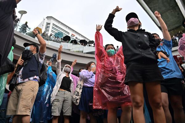 Cuộc biểu tình quần chúng lần thứ hai nổ ra ở Bangkok kể từ khi ban hành tình trạng khẩn cấp Cuộc biểu tình quần chúng lần thứ hai nổ ra ở Bangkok kể từ khi ban hành tình trạng khẩn cấp - Sputnik Việt Nam