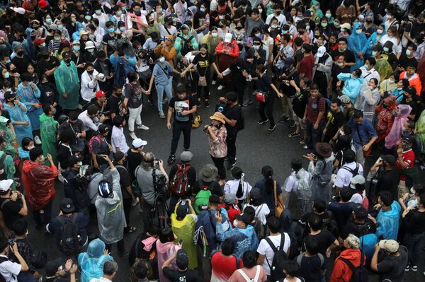 Cuộc biểu tình quần chúng lần thứ hai nổ ra ở Bangkok kể từ khi ban hành tình trạng khẩn cấp Cuộc biểu tình quần chúng lần thứ hai nổ ra ở Bangkok kể từ khi ban hành tình trạng khẩn cấp - Sputnik Việt Nam