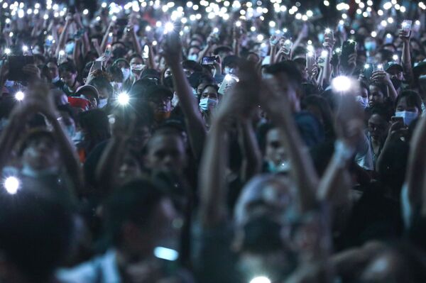 Cuộc biểu tình quần chúng lần thứ hai nổ ra ở Bangkok kể từ khi ban hành tình trạng khẩn cấp Cuộc biểu tình quần chúng lần thứ hai nổ ra ở Bangkok kể từ khi ban hành tình trạng khẩn cấp - Sputnik Việt Nam