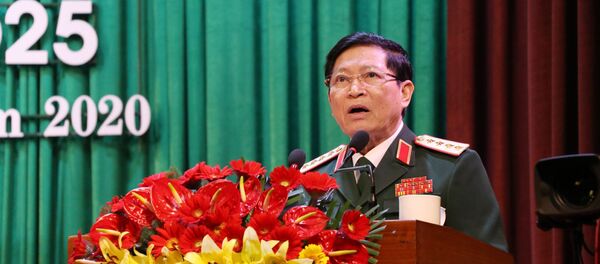 Đại tướng Ngô Xuân Lịch, Ủy viên Bộ Chính trị, Phó Bí thư Quân ủy Trung ương, Bộ trưởng Bộ Quốc phòng, phát biểu tại Đại hội. - Sputnik Việt Nam