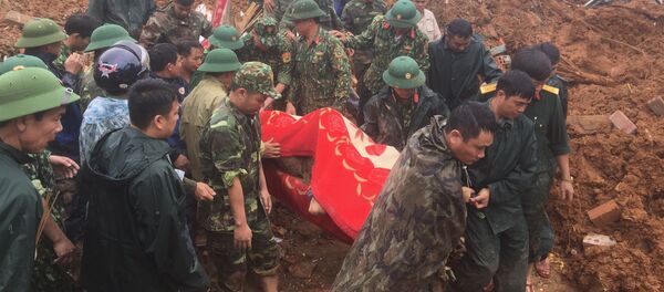 Các lực lượng đưa thi thể người bị nạn ra bên ngoài - Sputnik Việt Nam