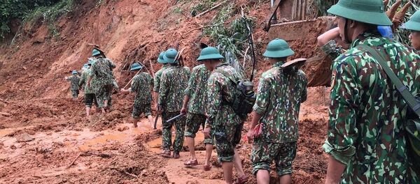 Lực lượng cứu hộ, cứu nạn hành quân tới hiện trường vụ sạt lở trong điều kiện vô cùng khó khăn do đường giao thông có nhiều điểm bị sạt lở nghiêm trọng - Sputnik Việt Nam