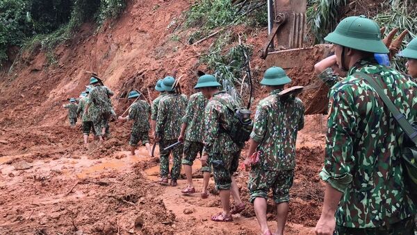 Lực lượng cứu hộ, cứu nạn hành quân tới hiện trường vụ sạt lở trong điều kiện vô cùng khó khăn do đường giao thông có nhiều điểm bị sạt lở nghiêm trọng - Sputnik Việt Nam