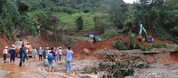 Triển khai phương tiện khắc phục điểm sạt lở để tiếp cận hiện trường - Sputnik Việt Nam