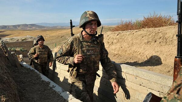 Quân đội Armenia của Cộng hòa Nagorno-Karabakh tự xưng diễu hành trong các chiến hào trên chiến tuyến ở biên giới với Azerbaijan. - Sputnik Việt Nam