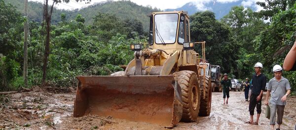 Xe múc, xe ủi đang tích cực dọn dẹp khu vực sạt lở - Sputnik Việt Nam