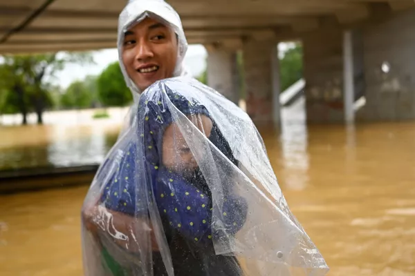 Người đàn ông với đứa bé trên đường phố ngập nước ở Việt Nam Người đàn ông với đứa bé trên đường phố ngập nước ở Việt Nam - Sputnik Việt Nam