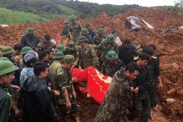 Công tác cứu hộ sau vụ sạt lở đất ở Việt Nam Công tác cứu hộ sau vụ sạt lở đất ở Việt Nam - Sputnik Việt Nam